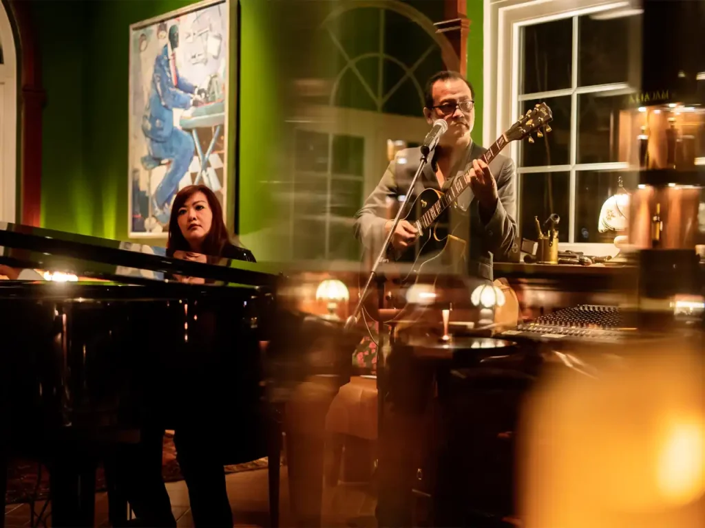 cocktail Bar Ubud with live piano and guitar performance in cozy, artistic lounge setting